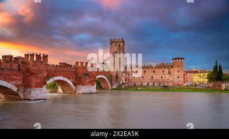 Vérone, Italie. Image de paysage urbain de la belle ville italienne de Vérone avec le pont Castelvecchio sur la rivière Adige au lever du soleil. Banque D'Images