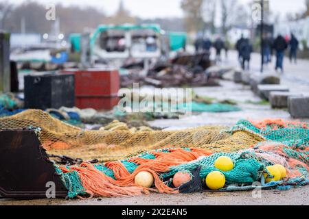 Filets de pêche sur le quai du port. Tas de filets de pêche au chalut colorés et de flotteurs sur le quai du port. Banque D'Images