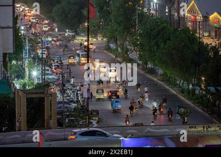 Routes de Karachi trafic le jour ouvrable Rashid Minhas Road, zones bondées de Karachi Banque D'Images