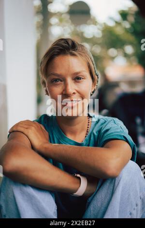 Portrait de personnage émotionnel, jeune femme élégante dans une casquette, gros plan. Banque D'Images