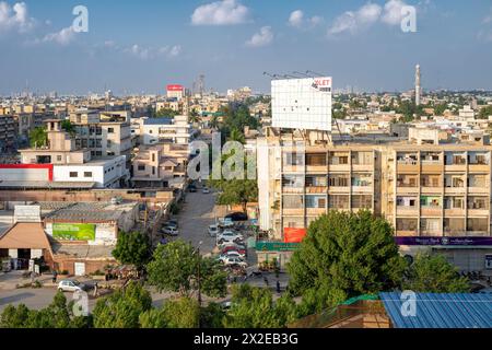 Routes de Karachi trafic le jour ouvrable Rashid Minhas Road, zones bondées de Karachi Banque D'Images