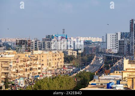 Routes de Karachi trafic le jour ouvrable Rashid Minhas Road, zones bondées de Karachi Banque D'Images