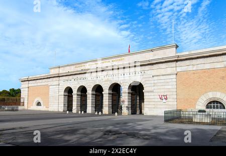 Vienne, Autriche. Vue sur la porte extérieure du château (Äußeres Burgtor), l'entrée du palais Hofburg et la place Heldenplatz Banque D'Images