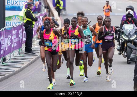 Les meilleures coureuses d'élite participant au TCS London Marathon 2024 en passant par Tower Hill, Londres, Royaume-Uni. Joyciline Jepkosgei Banque D'Images