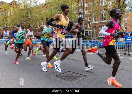 Londres, Royaume-Uni. 21 avril 2024. Les coureurs participent à l'Elite Men's Race au marathon de Londres. Alexander Mutiso Munyao (à droite), du Kenya, a remporté l’épreuve masculine en 2:04:01. Crédit : Mark Kerrison/Alamy Live News Banque D'Images