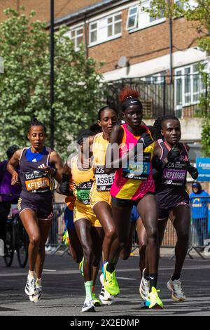 Londres, Royaume-Uni. 21 avril 2024. Les coureuses participent à l'Elite Women's Race au marathon de Londres. La championne olympique Peres Jepchirchir (c) a remporté l'épreuve féminine dans un seul record du monde féminin de 2:16:16, avec Tigst Assefa, Joyciline Jepkosgei et Megertu Alemu battant également le précédent record féminin de 2:17:01 établi par Mary Keitany en 2017. Crédit : Mark Kerrison/Alamy Live News Banque D'Images