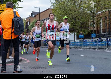 Londres, Royaume-Uni. 21 avril 2024. Les coureurs participent au marathon de Londres. Les organisateurs prévoient que plus de 50 000 personnes achèveront le parcours cette année, soit un nombre record de finisseurs. Crédit : Mark Kerrison/Alamy Live News Banque D'Images