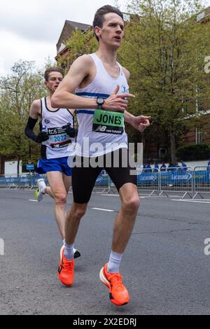 Londres, Royaume-Uni. 21 avril 2024. Dominic Jones de Grande-Bretagne participe à la course Elite masculine au marathon de Londres. Il a terminé 20e dans un temps de 2:19:10. Crédit : Mark Kerrison/Alamy Live News Banque D'Images