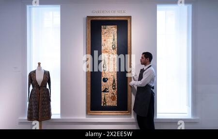 Christie's, Londres, Royaume-Uni. 22 avril 2024. Art des mondes islamique et indien, y compris la vente de tapis et tapis, a lieu le 25 avril. Les points forts incluent : (au centre) “jardins de soie” un exceptionnel grand panneau de velours figuratif Safavid, Iran, premier troisième 17ème siècle. Estimation : £400,000-600,000, (à gauche) Une robe de brocart de soie tardive Safavid ou Zand Iran, XVIIIe siècle. Estimation : 3 000 à 5 000 £. Crédit : Malcolm Park/Alamy Live News Banque D'Images