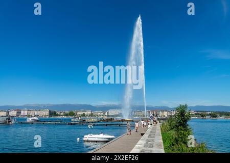 Touristes au célèbre Jet d'eau sur le lac de Genève (lac Léman) en été, Suisse Banque D'Images