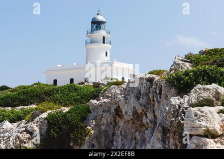 Image d'un phare ou d'une tour de signalisation lumineuse située sur la côte de la mer. Tourisme, voyage, paysage côtier Banque D'Images