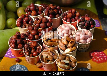 Les gens locaux vendant de la ranmeva à la nourriture de la forêt de Mahabaleshwar le vrai goût de la nature, myrtille, fraises rouges, baies, betteraves, groseille indienne Banque D'Images