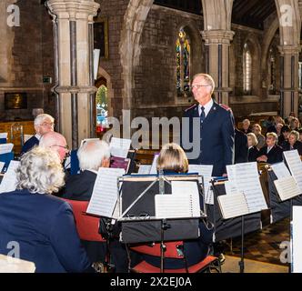 Concert printanier de l'Armée du Salut au temple d'Exeter à St Peter's, Budleigh Salterton. Le conducteur. Banque D'Images