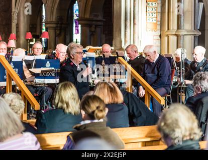 Concert printanier de l'Armée du Salut au temple d'Exeter à St Peter's, Budleigh Salterton. Un court entretien. Banque D'Images