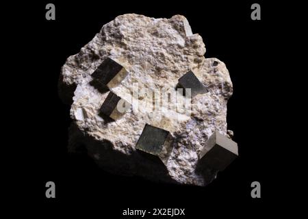 Cristaux cubiques de pyrite sur matrice, frappant Banque D'Images