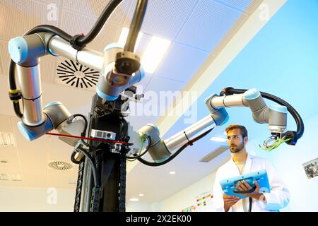 Robot avec deux bras de manipulation mobile robot humanoïde, pour des tâches d'assemblage automobile en collaboration avec les gens, de l'industrie, de la recherche et de Tecnalia Banque D'Images
