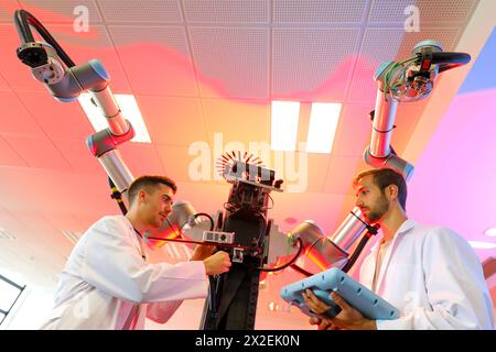 Robot avec deux bras de manipulation mobile robot humanoïde, pour des tâches d'assemblage automobile en collaboration avec les gens, de l'industrie, de la recherche et de Tecnalia Banque D'Images