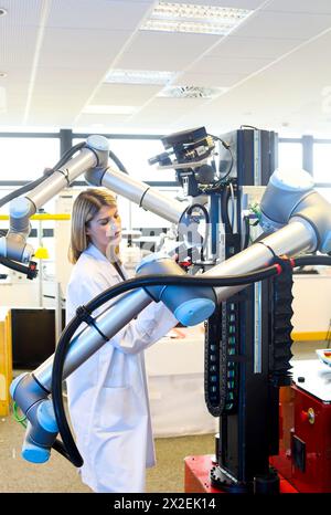 Robot avec deux bras de manipulation mobile robot humanoïde, pour des tâches d'assemblage automobile en collaboration avec les gens, de l'industrie, de la recherche et de Tecnalia Banque D'Images