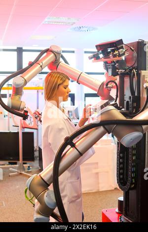 Robot avec deux bras de manipulation mobile robot humanoïde, pour des tâches d'assemblage automobile en collaboration avec les gens, de l'industrie, de la recherche et de Tecnalia Banque D'Images