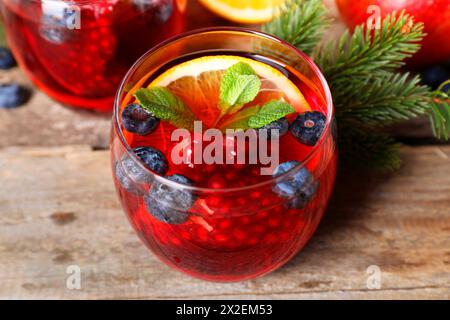 Boisson aromatique de Noël Sangria dans des verres sur une table en bois, gros plan Banque D'Images