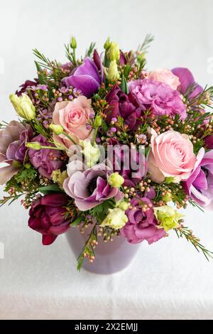 Botanique, bouquet borné rond en lilas, ATTENTION ! POUR GREETINGCARD-USE / POSTCARD-USE DANS LES PAYS GERMANOPHONES, CERTAINES RESTRICTIONS PEUVENT S'APPLIQUER Banque D'Images