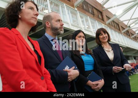 (De gauche à droite) Anneliese Dodds secrétaire d'État fantôme aux femmes et à l'égalité, Jonathan Reynolds secrétaire d'État fantôme aux affaires et au commerce, Lisa Nandy ministre fantôme au développement international et la chancelière fantôme Rachel Reeves, regardent une séance d'entraînement de football après une réunion du cabinet fantôme à l'occasion de la réunion du cabinet fantôme George's Park, Burton-upon-Trent dans les West Midlands. Date de la photo : lundi 22 avril 2024. Banque D'Images