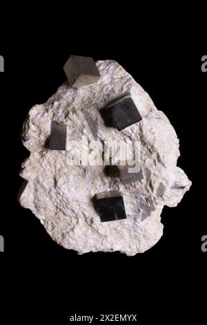 Cristaux cubiques de pyrite sur matrice, frappant Banque D'Images