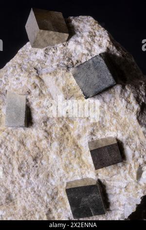 Cristaux cubiques de pyrite sur matrice, frappant Banque D'Images