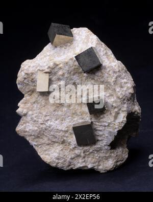 Cristaux cubiques de pyrite sur matrice, frappant Banque D'Images