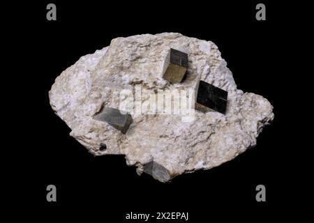 Cristaux cubiques de pyrite sur matrice, frappant Banque D'Images