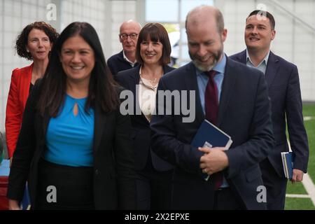 (De gauche à droite) Anneliese Dodds secrétaire d'État fantôme pour les femmes et l'égalité, Lisa Nandy ministre fantôme pour le développement international, Pat McFadden chancelière fantôme du duché de Lancaster et coordinatrice de campagne nationale, chancelière fantôme Rachel Reeves, Jonathan Reynolds secrétaire d'État fantôme pour les affaires et le commerce, et le secrétaire d'État fantôme à la santé et aux soins sociaux, Wes Streeting, arrive pour regarder une session d'entraînement de football féminin U17 Angleterre après une réunion du cabinet fantôme à l'occasion de la réunion George's Park, Burton-upon-Trent dans les West Midlands. Date de la photo : lundi AP Banque D'Images