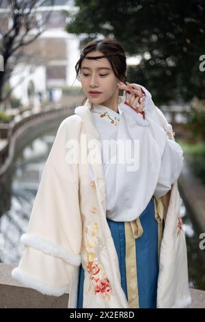 Une magnifique femme chinoise portant une robe et un manteau traditionnels à Suzhou, en Chine Banque D'Images