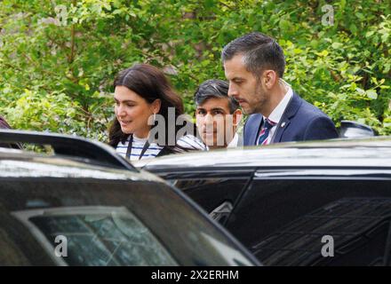 Londres, Royaume-Uni. 22 avril 2024. Le premier ministre, Rishi Sunak, part après la conférence de presse. Le premier ministre, Rishi Sunak, fait une déclaration sur le Rwanda. Il dit que les avions sont réservés pour les déportations du Rwanda et jure que les vols partiront dans 10-12 semaines. Il a admis qu'il avait raté sa cible de printemps. Crédit : Mark Thomas/Alamy Live News Banque D'Images