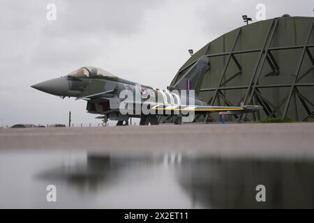 Un jet Typhoon du 257e escadron récemment peint utilisé par l'équipe Typhoon Display, peint dans les couleurs du schéma de peinture « Dayfighter » du Hawker Typhoon volé par Denzel Jenkins le jour J pour marquer le 80e anniversaire, est dévoilé à la RAF Coningsby dans le Lincolnshire. Le jet d'affichage nouvellement peint est le successeur du typhon d'affichage surnommé 'Blackjack' piloté par l'équipe d'affichage. Date de la photo : lundi 22 avril 2024. Banque D'Images