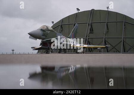 Un jet Typhoon du 257e escadron récemment peint utilisé par l'équipe Typhoon Display, peint dans les couleurs du schéma de peinture « Dayfighter » du Hawker Typhoon volé par Denzel Jenkins le jour J pour marquer le 80e anniversaire, est dévoilé à la RAF Coningsby dans le Lincolnshire. Le jet d'affichage nouvellement peint est le successeur du typhon d'affichage surnommé 'Blackjack' piloté par l'équipe d'affichage. Date de la photo : lundi 22 avril 2024. Banque D'Images