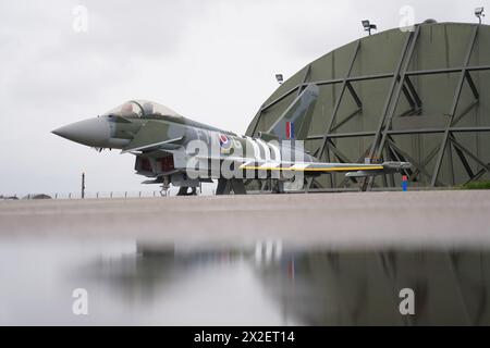 Un jet Typhoon du 257e escadron récemment peint utilisé par l'équipe Typhoon Display, peint dans les couleurs du schéma de peinture « Dayfighter » du Hawker Typhoon volé par Denzel Jenkins le jour J pour marquer le 80e anniversaire, est dévoilé à la RAF Coningsby dans le Lincolnshire. Le jet d'affichage nouvellement peint est le successeur du typhon d'affichage surnommé 'Blackjack' piloté par l'équipe d'affichage. Date de la photo : lundi 22 avril 2024. Banque D'Images