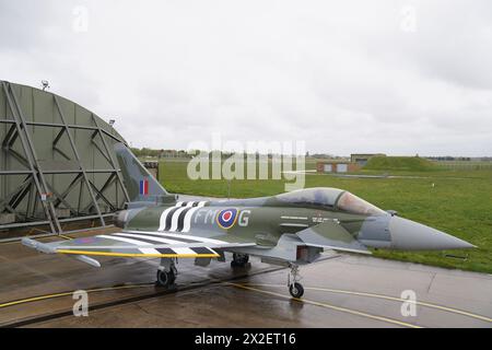 Un jet Typhoon du 257e escadron récemment peint utilisé par l'équipe Typhoon Display, peint dans les couleurs du schéma de peinture « Dayfighter » du Hawker Typhoon volé par Denzel Jenkins le jour J pour marquer le 80e anniversaire, est dévoilé à la RAF Coningsby dans le Lincolnshire. Le jet d'affichage nouvellement peint est le successeur du typhon d'affichage surnommé 'Blackjack' piloté par l'équipe d'affichage. Date de la photo : lundi 22 avril 2024. Banque D'Images