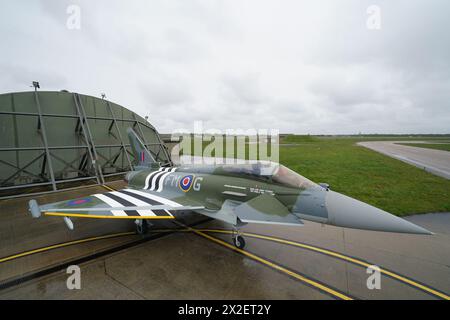 Un jet Typhoon du 257e escadron récemment peint utilisé par l'équipe Typhoon Display, peint dans les couleurs du schéma de peinture « Dayfighter » du Hawker Typhoon volé par Denzel Jenkins le jour J pour marquer le 80e anniversaire, est dévoilé à la RAF Coningsby dans le Lincolnshire. Le jet d'affichage nouvellement peint est le successeur du typhon d'affichage surnommé 'Blackjack' piloté par l'équipe d'affichage. Date de la photo : lundi 22 avril 2024. Banque D'Images