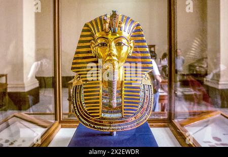 Le Caire, Égypte - 6 mars 1999 : le masque d'or de Toutankhamon, composé de 11 kg d'or solide, est exposé au Musée égyptien du Caire, Égypte. Banque D'Images