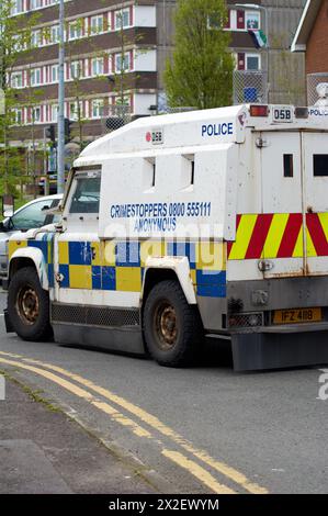 Belfast, Royaume-Uni 22 04 2024 police Service Northern Ireland effectuer des recherches sur une propriété et un véhicule à Fingals court West Belfast Belfast Northern Ireland Credit : HeadlineX/Alamy Live News Banque D'Images