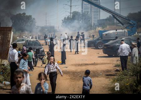 Bnei Brak, Israël. 22 avril 2024. Les Juifs ultra-orthodoxes exécutent le rituel Biur Chametz, au cours duquel ils brûlent des produits levés avant la fête de la Pâque, qui célèbre l’exode des Israélites de l’esclavage en Égypte. Crédit : Ilia Yefimovich/dpa/Alamy Live News Banque D'Images