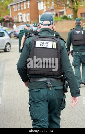 Belfast, Royaume-Uni 22 04 2024 police Service Northern Ireland effectuer des recherches sur une propriété et un véhicule à Fingals court West Belfast Belfast Northern Ireland Credit : HeadlineX/Alamy Live News Banque D'Images