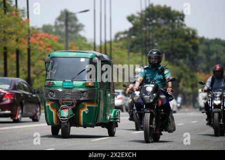 Dhaka, Bangladesh. 22 avril 2024. Les motocyclistes roulent le long d'une rue lors d'une journée de haute température à Dacca. Le Bangladesh connaît une canicule estivale fulgurante, marquant le sommet de la saison la plus chaude de l'année. À Dacca, les gens se sentent drainés par la chaleur insupportable. Crédit : SOPA images Limited/Alamy Live News Banque D'Images
