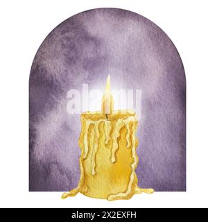 Bougie de cire jaune vieilles gouttes de courant fondu, flamme brûlante sur fond violet. Collection Halloween. Illustration d'aquarelle dessinée à la main isolée sur whi Banque D'Images