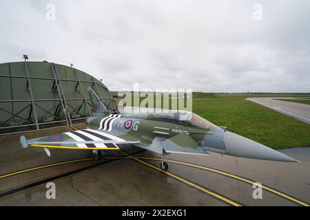 Un jet Typhoon du 257e escadron récemment peint utilisé par l'équipe Typhoon Display, peint dans les couleurs du schéma de peinture « Dayfighter » du Hawker Typhoon volé par Denzel Jenkins le jour J en 1944 pour marquer le 80e anniversaire, est dévoilé à la RAF Coningsby dans le Lincolnshire. Le jet d'affichage nouvellement peint est le successeur du typhon d'affichage surnommé 'Blackjack' piloté par l'équipe d'affichage. Date de la photo : lundi 22 avril 2024. Banque D'Images