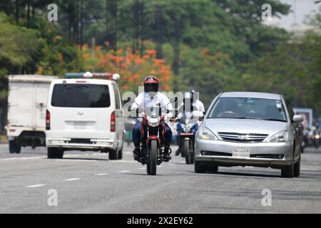 Dhaka, Bangladesh. 22 avril 2024. Les motocyclistes roulent le long d'une rue lors d'une journée de haute température à Dacca. Le Bangladesh connaît une canicule estivale fulgurante, marquant le sommet de la saison la plus chaude de l'année. À Dacca, les gens se sentent drainés par la chaleur insupportable. (Photo de Piyas Biswas/SOPA images/SIPA USA) crédit : SIPA USA/Alamy Live News Banque D'Images