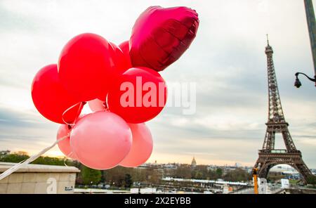 Ballons roses et rouges devant la tour Eiffel, Paris, ville de l'amour Banque D'Images