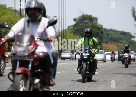 Dhaka, Bangladesh. 22 avril 2024. Les motocyclistes roulent le long d'une rue lors d'une journée de haute température à Dacca. Le Bangladesh connaît une canicule estivale fulgurante, marquant le sommet de la saison la plus chaude de l'année. À Dacca, les gens se sentent drainés par la chaleur insupportable. (Photo de Piyas Biswas/SOPA images/SIPA USA) crédit : SIPA USA/Alamy Live News Banque D'Images