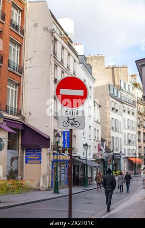 Scène de rue parisienne sans panneau d'entrée. Banque D'Images