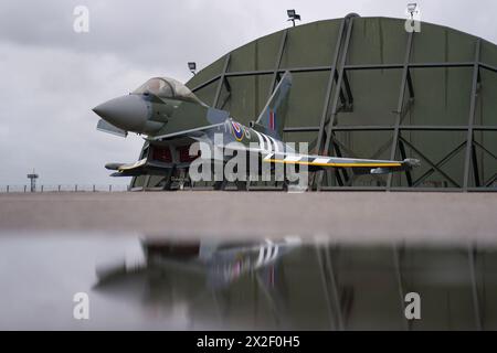 Un jet Typhoon du 257e escadron récemment peint utilisé par l'équipe Typhoon Display, peint dans les couleurs du schéma de peinture « Dayfighter » du Hawker Typhoon volé par Denzel Jenkins le jour J en 1944 pour marquer le 80e anniversaire, est dévoilé à la RAF Coningsby dans le Lincolnshire. Le jet d'affichage nouvellement peint est le successeur du typhon d'affichage surnommé 'Blackjack' piloté par l'équipe d'affichage. Date de la photo : lundi 22 avril 2024. Banque D'Images